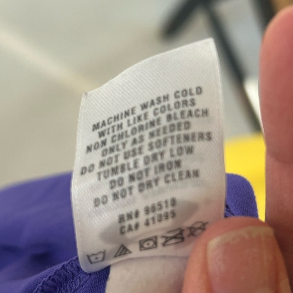 🌿Under Armour Women’s Purple V-Neck Shirt, size XS🌿 - Picture 5 of 5